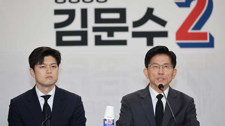 국민의힘 김문수 대선 후보가 17일 광주 서구 김대중컨벤션센터에서 열린 현장 선거대책위원회 회의에서 발언하고 있다. /연합뉴스 