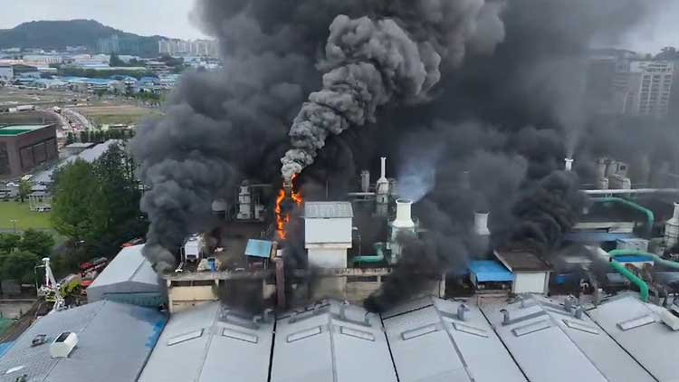 17일 오전 광주 광산구 소촌동 금호타이어 공장에서 불이 나 검은 연기가 솟아오르고 있다. /연합뉴스 