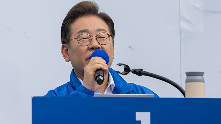 광주 시민들에게 인사하는 이재명 후보/연합뉴스