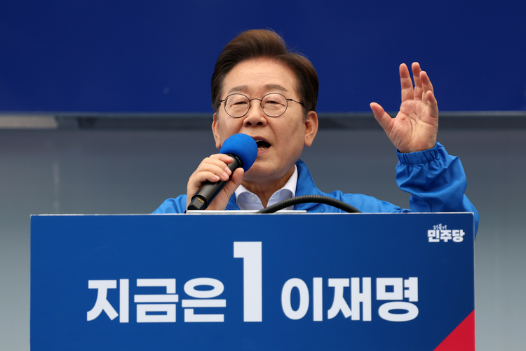 더불어민주당 이재명 대선후보가 17일 광주광역시 서구 김대중컨벤션센터 광장에서 열린 집중 유세에서 지지를 호소하는 연설을 하고 있다. /공동취재