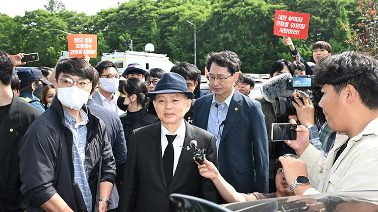 제45주년 5·18 민주화운동 기념식이 열린 18일 오전 광주 북구 운정동 국립 5·18 민주묘지 민주의문 앞에서 안창호 국가인권위원장이 시민들의 반발로 기념식장에 입장하지 못하고 돌아가고 있다. /연합뉴스 