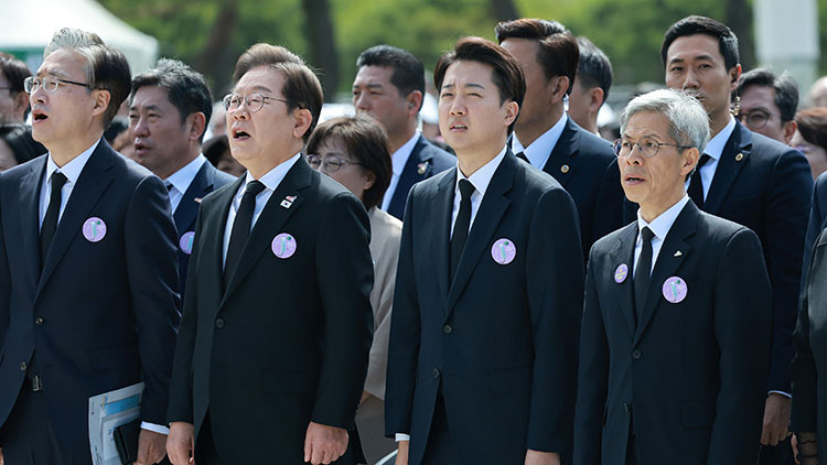 더불어민주당 이재명, 개혁신당 이준석, 민주노동당 권영국 대선 후보 등이  18일 광주광역시 북구 국립 5·18민주묘지에서 열린 5·18민주화운동 45주년 기념식에 참석하고 있다. /연합뉴스 