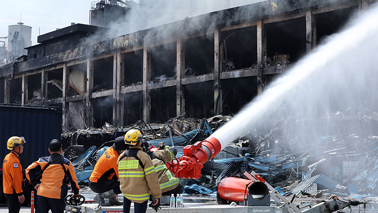 금호타이어 광주공장 화재 발생 이틀째인 18일 소방대원들이 물줄기를 쏘며 진화 작업을 벌이고 있다./연합뉴스
