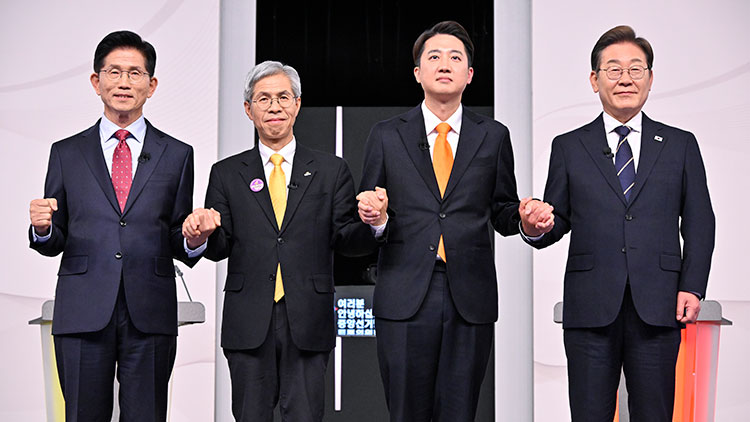 국민의힘 김문수(왼쪽부터)·민주노동당 권영국·개혁신당 이준석·더불어민주당 이재명 대선후보가 18일 서울 마포구 상암동 SBS 프리즘센터 스튜디오에서 열린 제21대 대선 1차 후보자 토론회 시작에 앞서 기념촬영을 하고 있다. /연합뉴스 