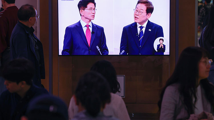 18일 서울역 대합실에서 시민들이 제21대 대선 1차 후보자 토론회 중계방송을 지켜보고 있다. /연합뉴스 