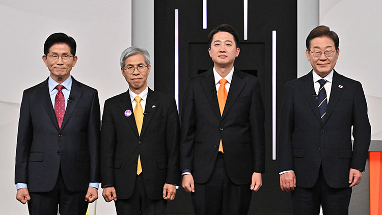  더불어민주당 이재명(오른쪽부터)·개혁신당 이준석·민주노동당 권영국·국민의힘 김문수 대선후보가 18일 서울 마포구 상암동 SBS 프리즘센터 스튜디오에서 열린 제21대 대선 1차 후보자 토론회 시작에 앞서 기념촬영을 하고 있다. /연합뉴스 