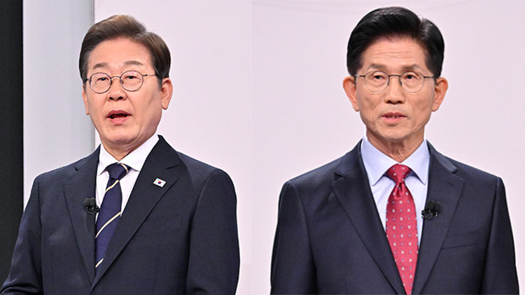 더불어민주당 이재명 대선후보, 국민의힘 김문수 대선후보가 18일 서울 마포구 상암동 SBS 프리즘센터 스튜디오에서 열린 제21대 대선 1차 후보자 토론회를 준비하고 있다. /연합뉴스 