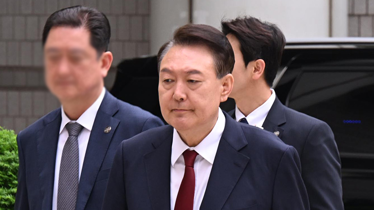 윤석열 전 대통령이 19일 서울 서초구 중앙지방법원에서 열린 내란 우두머리 혐의, 직권남용 권리행사방해 혐의 사건 4차 공판에 출석하고 있다. /사진공동취재단