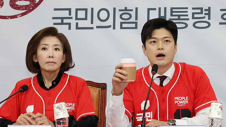 국민의힘 김용태 비상대책위원장(가운데)이 19일 국회에서 열린 중앙선거대책위원회 회의에서 "어떤 분이 커피를 8천원에서 1만원 받는데 원가가 120원이더라 했다. 커피 관련 소상공인이 폭리를 취하는 것처럼 들린다"라며 발언하고 있다. /연합뉴스