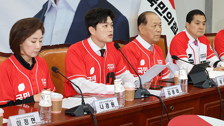 국민의힘 김용태 비상대책위원장(왼쪽 두번째)이 19일 국회에서 열린 중앙선거대책위원회 회의에서 발언하고 있다. /연합뉴스
