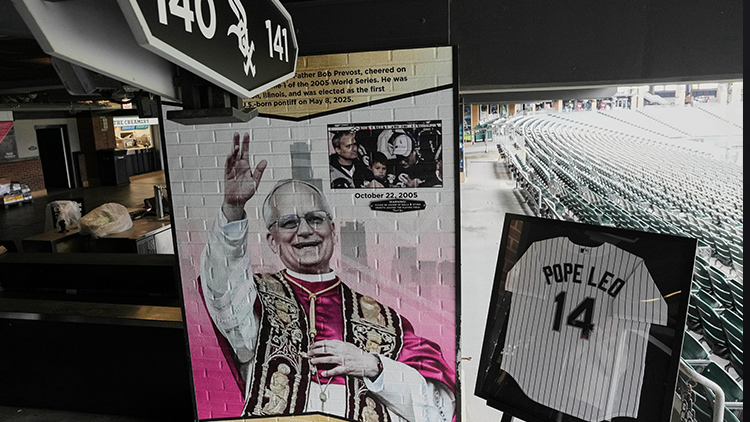 레오 14세가 앉았던 자리에 설치된 그래픽 작품 /AP=연합뉴스