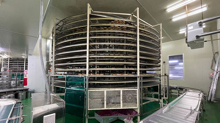 지난 19일 오전 3시께 경기 시흥시에 위치한 SPC삼립 시화공장에서 윤활 작업 중이던 50대 여성 근로자 A씨가 컨베이어 벨트에 끼여 숨지는 사고가 났다. 사진은 사고가 난 기계의 모습. /연합뉴스