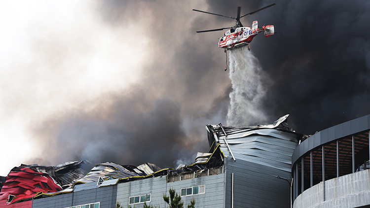 지난 13일 경기도 이천시 부발읍 소재 대형 물류센터에서 불이 나 소방헬기가 진화작업을 하고 있다. /연합뉴스
