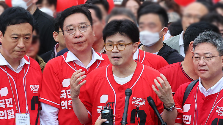 한동훈 전 국민의힘 대표가 20일 오후 부산 수영구 광안리해수욕장을 찾아 취재진 질문에 답하고 있다. 한 전 대표는 공식선거운동 이후 이날 첫 현장유세에 나섰다. /연합뉴스
