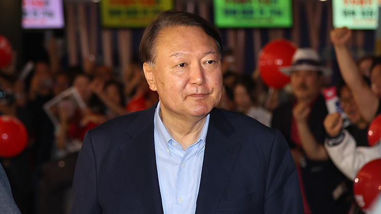 윤석열 전 대통령이 21일 서울 메가박스 동대문에서 이영돈 PD가 제작한 다큐멘터리 영화 '부정선거, 신의 작품인가'를 관람하기 위해 상영관으로 향하고 있다. /연합뉴스