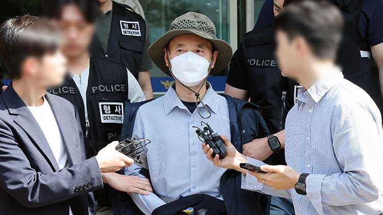 시흥 살인사건의 피의자 차철남이 21일 오전 구속 전 피의자 심문(영장실질심사) 출석을 위해 경기 시흥경찰서 유치장을 나서고 있다.
    중국동포인 차철남은 지난 17일 같은 중국동포인 50대 형제를 살해한 뒤 지난 19일 인근의 편의점 주인과 자기집 건물주 등 2명을 흉기로 찔러 다치게 한 혐의를 받고 있다. /연합뉴스 