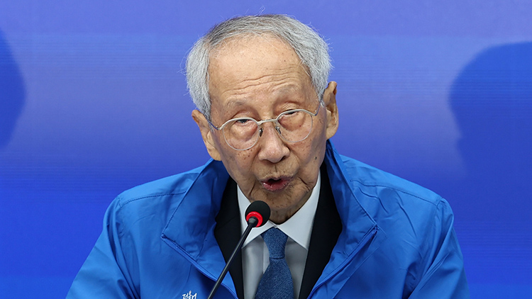 더불어민주당 윤여준 총괄선대위원장이 21일 서울 여의도 당사에서 열린 중앙선거대책위원회의에서 발언하고 있다. /연합뉴스