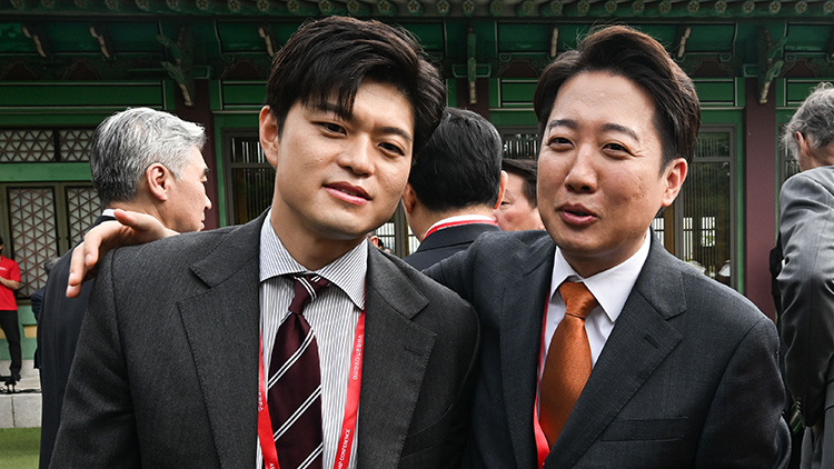 개혁신당 이준석 대선 후보(오른쪽)가 21일 서울 신라호텔에서 열린 제16회 조선일보 아시안리더십콘퍼런스(ALC)에서 국민의힘 김용태 비상대책위원장과 대화하고 있다. /조선일보 제공