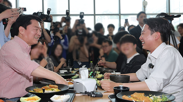 개혁신당 이준석 대선 후보가 21일 '학식먹자 이준석' 행사가 열린 경기 성남시 가천대학교 글로벌캠퍼스에서 행사에 참여한 국민의힘 안철수 의원과 웃으며 대화를 나누고 있다. /연합뉴스