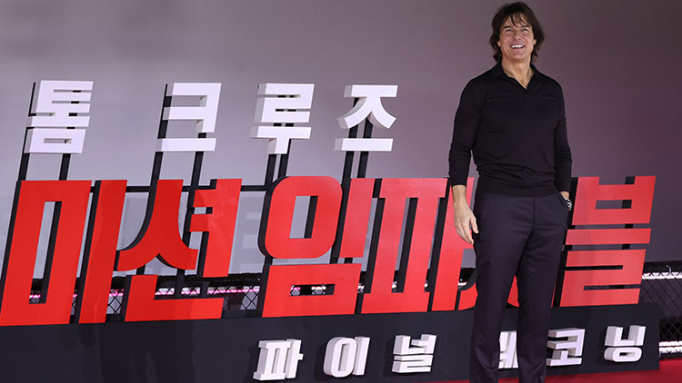 할리우드 배우 톰 크루즈가 지난 8일 서울 송파구 롯데시네마 월드타워에서 열린 영화 '미션 임파서블: 파이널 레코닝' 기자간담회에서 포즈를 취하고 있는 모습 /연합뉴스
