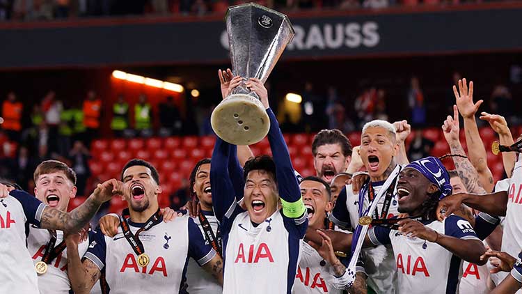 토트넘 홋스퍼의 손흥민이 유로파리그 결승전에서 우승한 후 팀 동료들과 함께 트로피를 들어올리고 있다. /REUTERS=연합뉴스