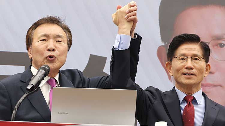 손학규 전 민주당·바른미래당 대표가 22일 서울 여의도 국민의힘 중앙당사에서 열린 정치개혁 관련 긴급 기자회견에서 국민의힘 김문수 대선 후보 지지 선언을 하고 있다. /연합뉴스