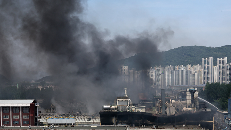지난 18일 광주 광산구 소촌동 일대 도심이 검은 연기로 뒤덮이고 있다. /연합뉴스