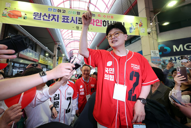 한동훈 전 국민의힘 대표가 22일 청주 육거리시장을 찾아 김문수 대선 후보의 지원 유세를 하고 있다. /연합뉴스