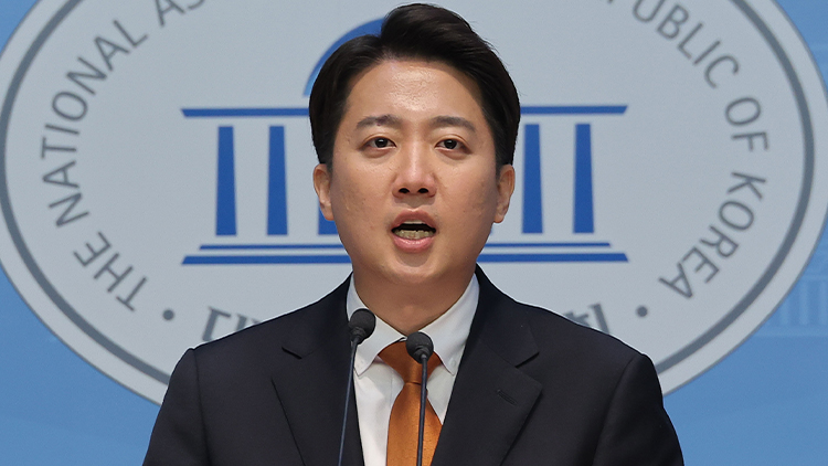 개혁신당 이준석 대선 후보가 22일 서울 여의도 국회 소통관에서 국민의힘 김문수 대선 후보와의 단일화 요구에 대한 입장 발표 기자회견을 하고 있다. /연합뉴스