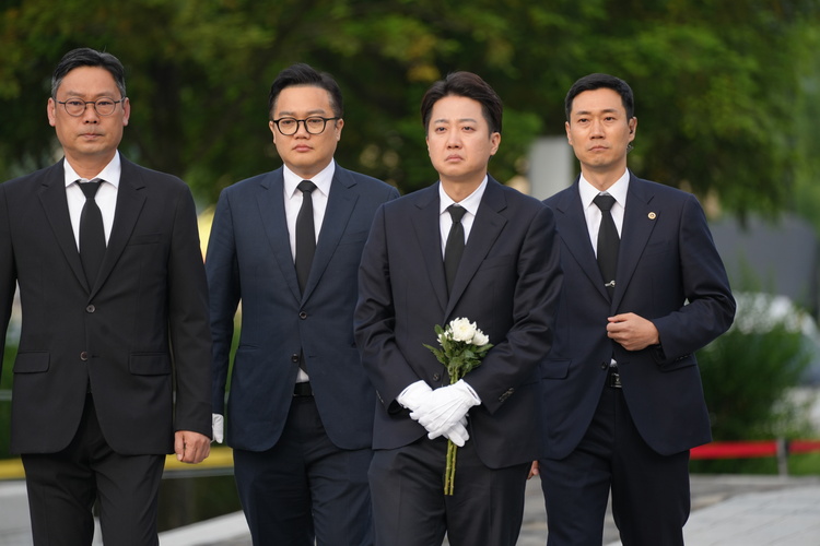 개혁신당 이준석 대선 후보가 23일 故 노무현 전 대통령 묘소를 참배하고 있다./개혁신당 제공