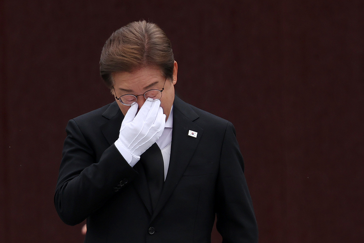 더불어민주당 이재명 대선 후보가 23일 경남 김해시 진영읍 봉하마을을 방문해 노무현 전 대통령 묘역 참배 및 헌화를 마친 뒤 눈물을 훔치고 있다. /공동취재