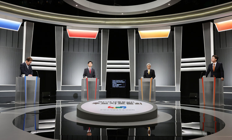 더불어민주당 이재명·국민의힘 김문수·민주노동당 권영국·개혁신당 이준석 대선후보가 23일 서울 영등포구 여의도 KBS 스튜디오에서 열린 제21대 대선 2차 후보자 토론회를 준비하고 있다.  /국회사진기자단