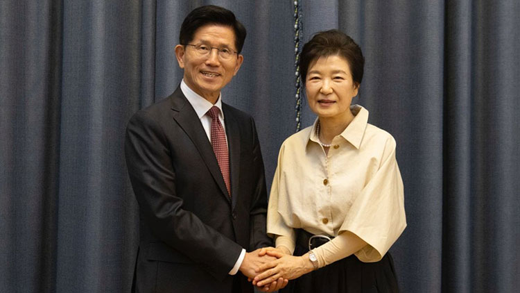 김문수, 박근혜 만나 "선거의 여왕 지혜 달라"…朴 "하나 돼야"