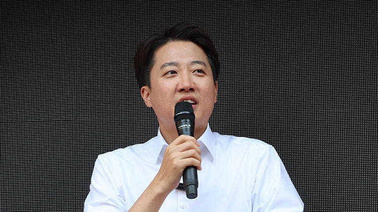 개혁신당 이준석 대선후보가 25일 서울 종로구 종묘 인근 서순라길에서 거리 유세를 하고 있다. /연합뉴스