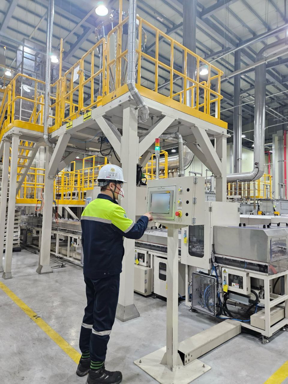 포스코퓨처엠이 세종 기술연구소 파일럿 플랜트에서 LMR 양극재 제품 생산을 테스트하고 있다./포스코퓨처엠 제공