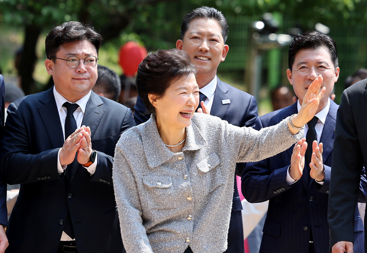 박근혜 전 대통령이 27일 오전 경북 구미시 상모동에 있는 박정희 전 대통령 생가를 방문, 밝은 표정으로 시민들과 인사 하며 추모관으로 향하고 있다. /연합뉴스