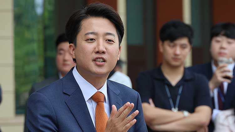 개혁신당 이준석 대선 후보가 27일 서울 여의도 국회에서 국민의힘 김문수 후보와의 단일화에 대한 거부 입장을 거듭 밝힌 뒤 취재진의 질문에 답하고 있다. /연합뉴스 