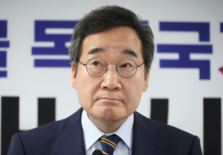 새미래민주당 이낙연 상임고문이 27일 서울 여의도 중앙당사에서 긴급 기자회견을 마친 뒤 취재진의 질문을 받고 있다.  /연합뉴스