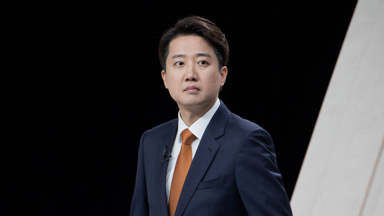 개혁신당 이준석 후보가 27일 서울 마포구 상암동 MBC 스튜디오에서 열린 정치 분야 TV토론회를 준비하고 있다. /국회사진기자단