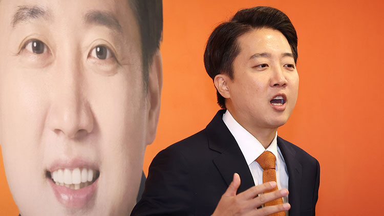 개혁신당 이준석 대통령선거 후보가 29일 국회에서 긴급기자회견을 열고 TV 토론회에서 여성 신체에 대한 표현으로 논란이 되고 있는 것과 관련해 입장을 밝힌 뒤 취재진의 질문에 답변하고 있다. /연합뉴스