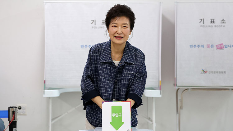 박근혜 전 대통령이 제21대 대통령선거 사전투표 첫날인 29일 대구 달성군 유가읍행정복지센터에 마련된 사전투표소에서 투표하고 있다. /연합뉴스