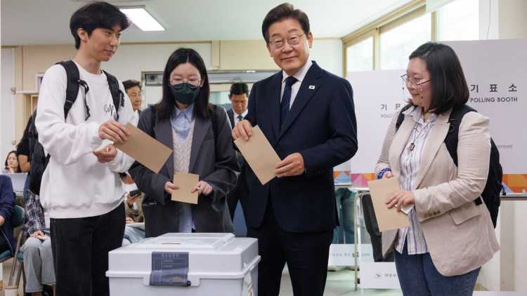 더불어민주당 이재명 대선 후보가 21대 대통령선거 사전투표 첫날인 29일 서울 서대문구 신촌동 주민센터에서 청년들과 투표하고 있다. / 공동취재
