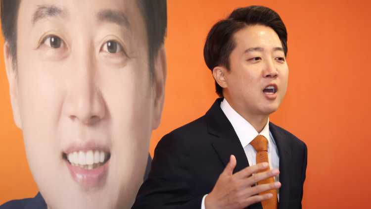 개혁신당 이준석 대통령선거 후보가 29일 국회에서 긴급기자회견을 열고 TV 토론회에서 여성 신체에 대한 표현으로 논란이 되고 있는 것과 관련해 입장을 밝힌 뒤 취재진의 질문에 답변하고 있다. /연합뉴스