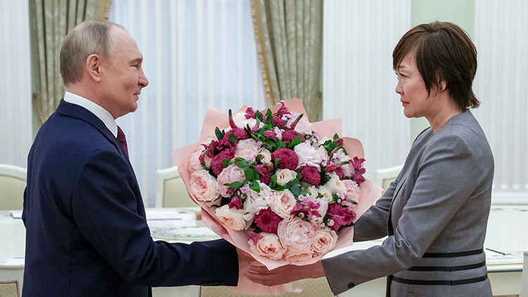 라디미르 푸틴 러시아 대통령이 크렘린궁에서 아베 신조 전 일본 총리의 부인인 아키에 여사와 만났다. /AFP=연합뉴스