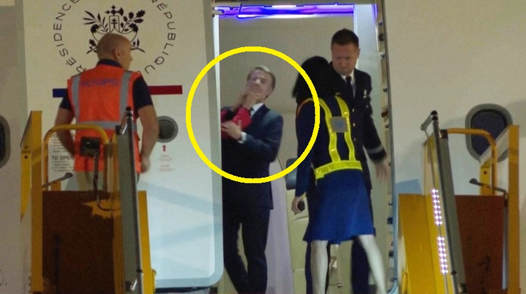 에마뉘엘 마크롱 프랑스 대통령이 지난 25일(현지시간) 동남아시아 순방 첫 국가인 베트남 하노이에 도착해 비행기에서 내리기 직전 브리지트 여사에게 얼굴을 맞는 장면./엑스(X)