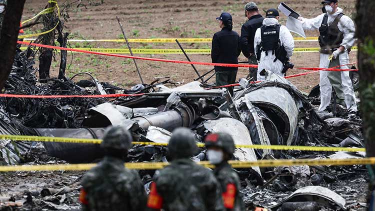 지난 30일 경북 포항시 동해면 해군 초계기 추락 현장에서 해군 관계자들이 현장 감식을 하고 있다. /연합뉴스 