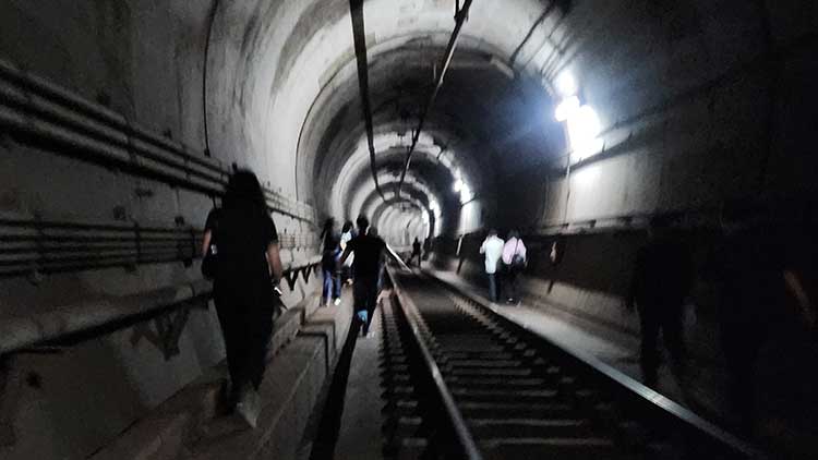 31일 오전 8시 47분께 서울 지하철 5호선 여의나루역∼마포역 사이 지하철에서 방화 추정 화재가 발생해 승객들이 대피하고 있다. 서울교통공사는 여의도역∼애오개역 간 열차 운행을 중단했다고 밝혔다. /연합뉴스 