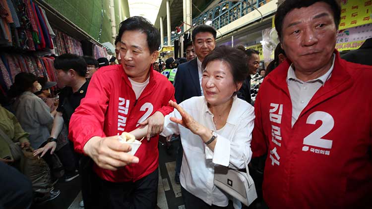 박근혜 전 대통령이 31일 오후 대구 중구 서문시장을 방문해 시민들에게 손을 흔들며 인사하고 있다. /연합뉴스 