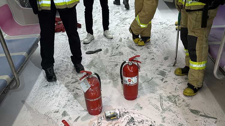 지난달 31일 서울지하철 5호선 열차 안에서 방화로 인해 승객들이 지하 터널을 통해 대피하는 사건이 발생했다. 사진은 서울지하철 5호선 객차 내부의 모습. /연합뉴스