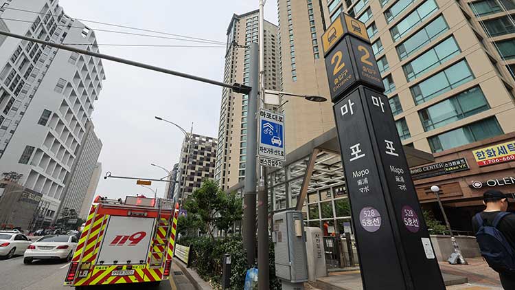 지난달 31일 방화로 인해 열차 운행이 한때 중지된 서울 지하철 5호선 마포역 인근에 구급차가 서 있다. /연합뉴스 